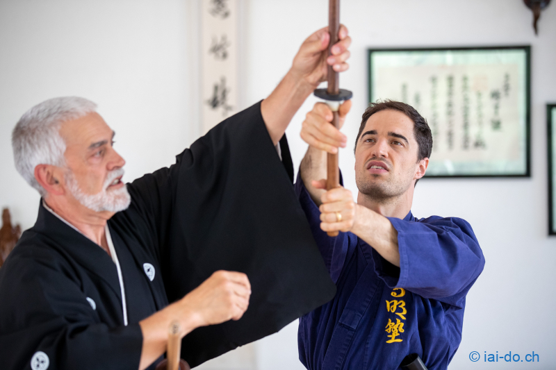 Foto: Sven Thomann, 1.7.2021, Obernau (LU): Fechter Max Heinzer macht bei Hugo Ulrich im Kumaizasa Dojo einen Samurai Kurs. Hier studiert er die Kata ãIppon Me MaeÒ ein.