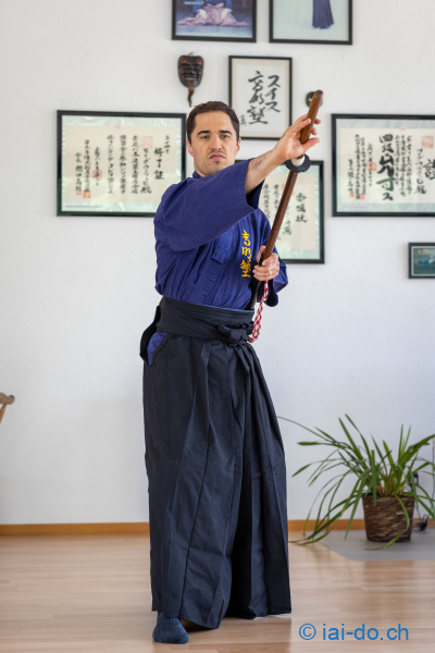 Foto: Sven Thomann, 1.7.2021, Obernau (LU): Fechter Max Heinzer macht bei Hugo Ulrich im Kumaizasa Dojo einen Samurai Kurs. Hier studiert er die Kata ãIppon Me MaeÒ ein.
